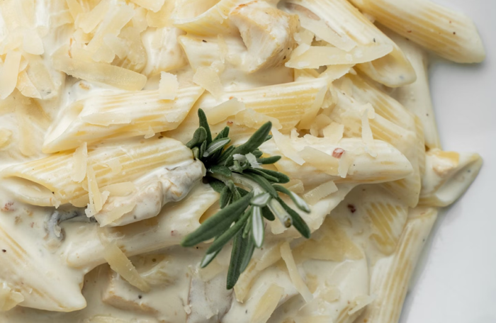 Testenine s piščancem v smetanovi omaki